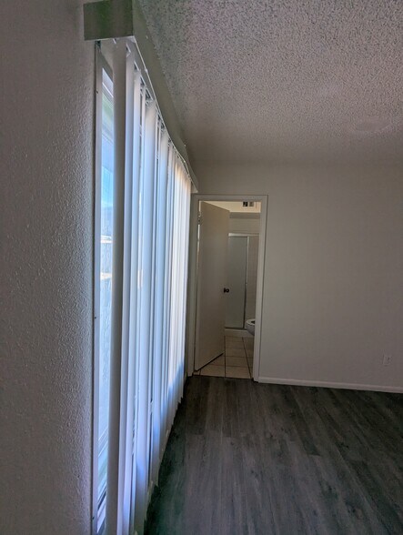 Building Photo - 563 N Santa Anna