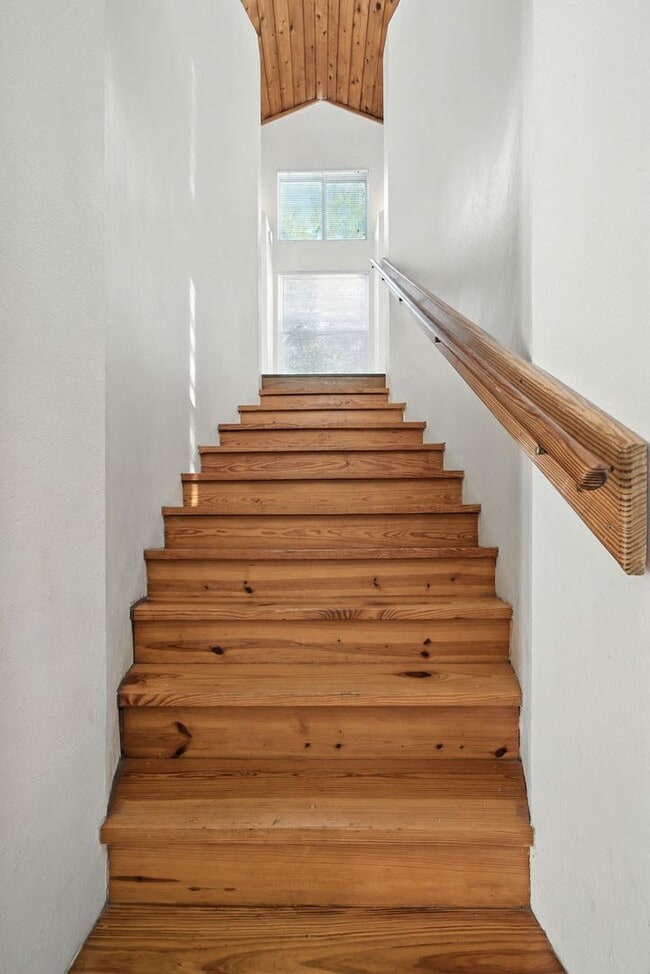 Building Photo - UT PRE-LEASE: 5 bed / 3 bath Remodeled Wes...