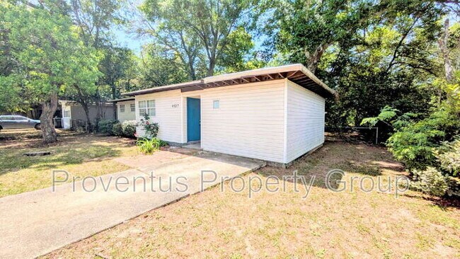 Building Photo - 4527 Versailles Dr