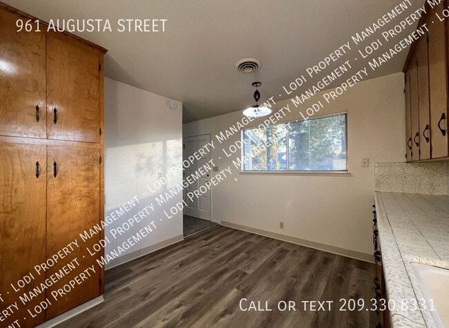 Building Photo - 961 E Augusta St