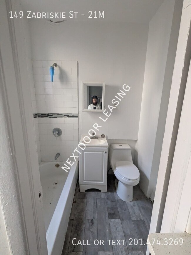 Building Photo - 149 Zabriskie St