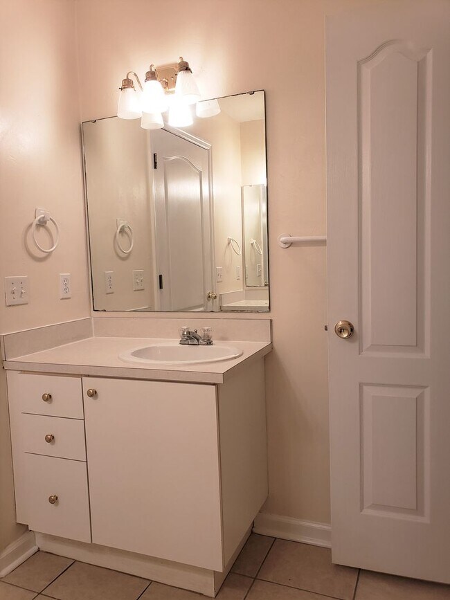 Building Photo - Large 4 bedroom town home with ceramic tile for rent right away for $1650