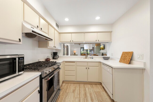 Building Photo - 306 Forest Hills Dr