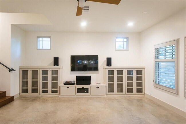 Building Photo - 610 W Live Oak St