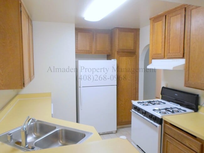 Building Photo - Condo in Great Location! Award Winning Schools!