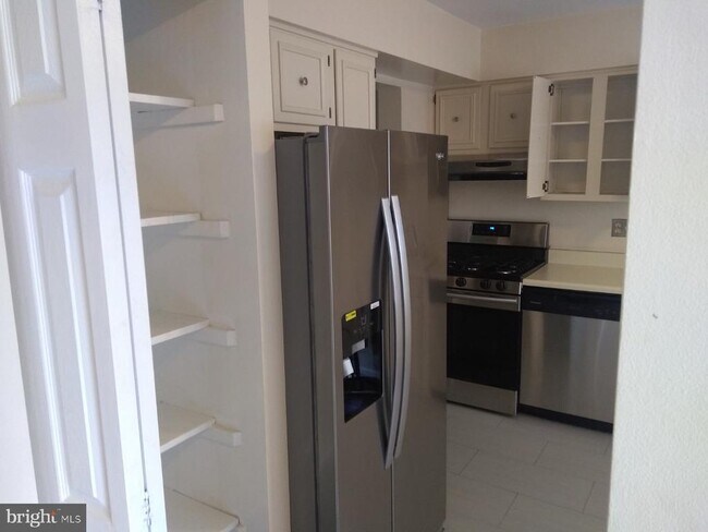 Building Photo - 2055 Pilgrim Dr