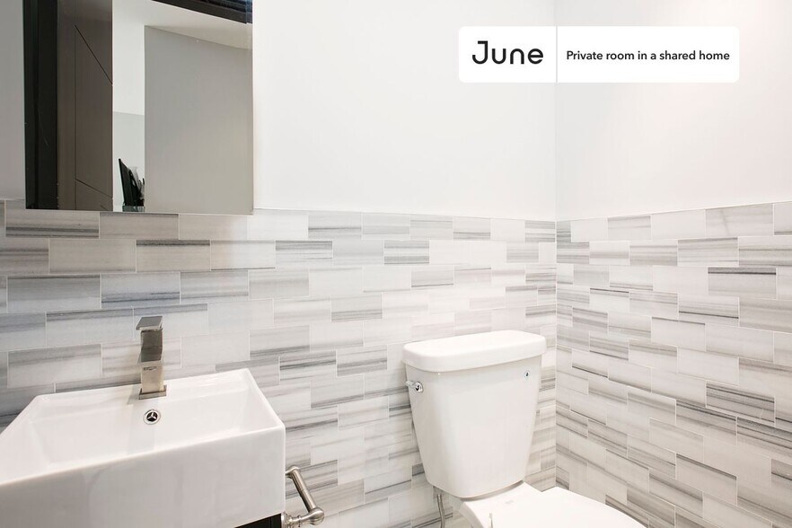 Building Photo - Private bedroom in 3 bed/1.5 bath Home