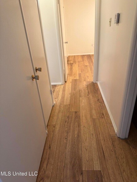 Building Photo - 2507 Middlecoff Dr