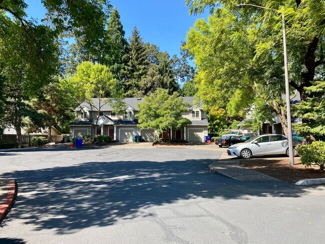 Building Photo - Fully Renovated 2 Bedroom, 1.5 Bath Townhouse with Garage