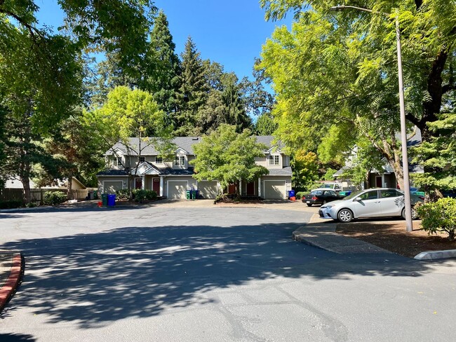 Building Photo - Renovated 2 Bedroom, 1.5 Bath Townhouse wi...