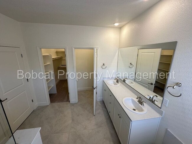 Building Photo - 925 Nelle Dr