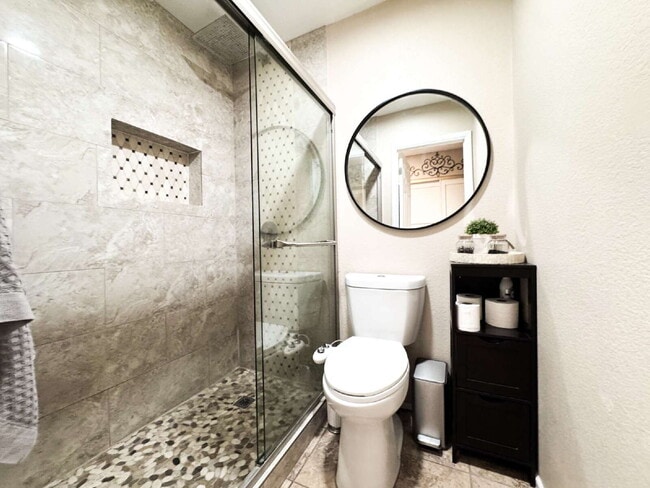 Building Photo - "Well Maintained 3 Bedroom, 2 Bathroom Poo...