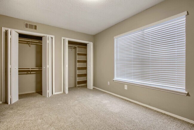 Building Photo - 501 Par Dr