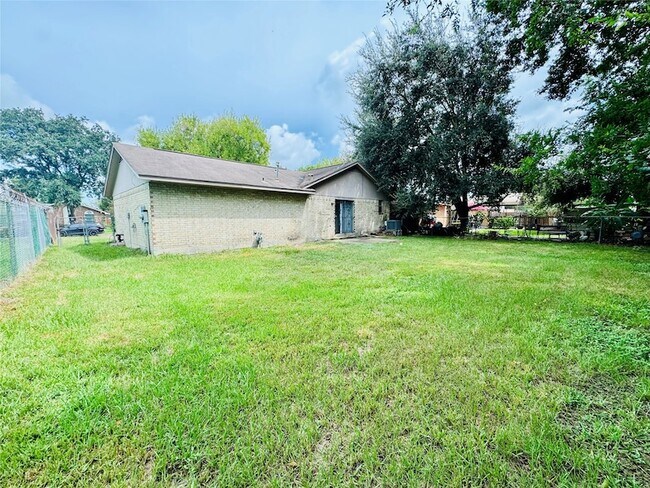 Building Photo - 2523 Woodbough Dr