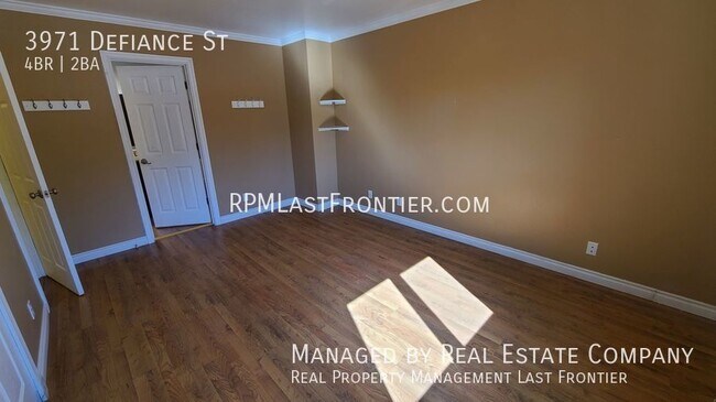 Building Photo - Gorgeous 4 Bedroom and 2 Bath Home w/ Fenc...
