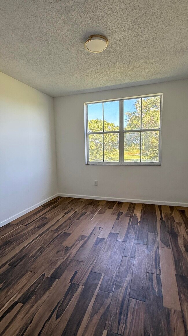 Building Photo - 2080 Greenview Shores Blvd