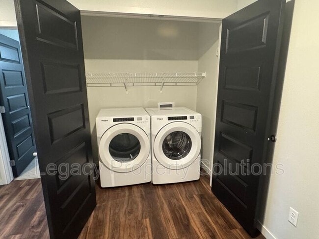 Building Photo - 208 E Greenfield Ln