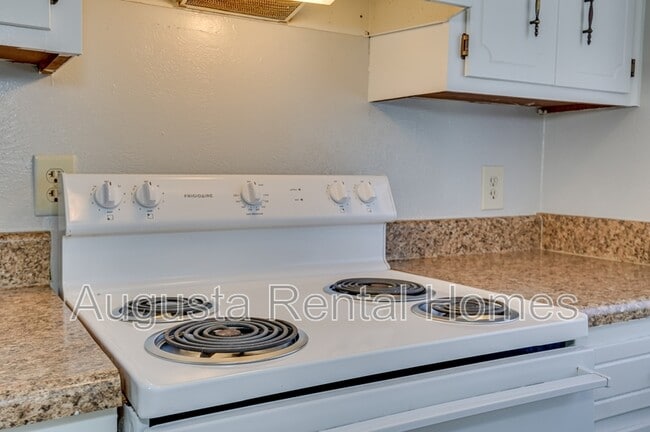 Building Photo - 2824 Thomas Ln