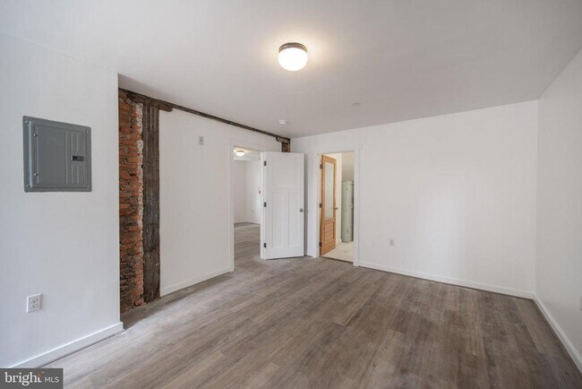 Building Photo - 711 W Thompson St