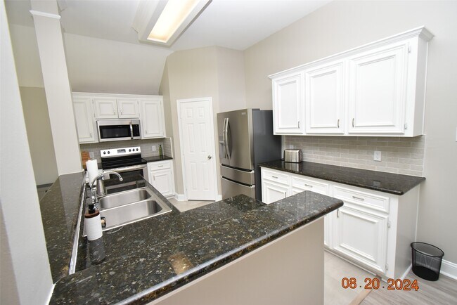 Building Photo - 3806 Vinecrest Dr