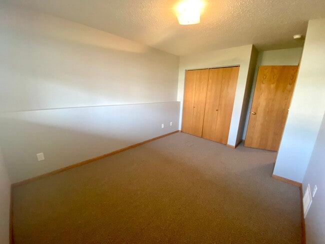 Building Photo - 3 bed, 2 bath Twinhome