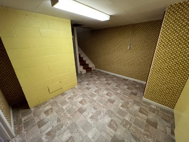 Building Photo - 429 E Pine St