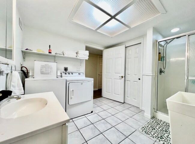Building Photo - Large, stylish home in heart of Liberty twp.