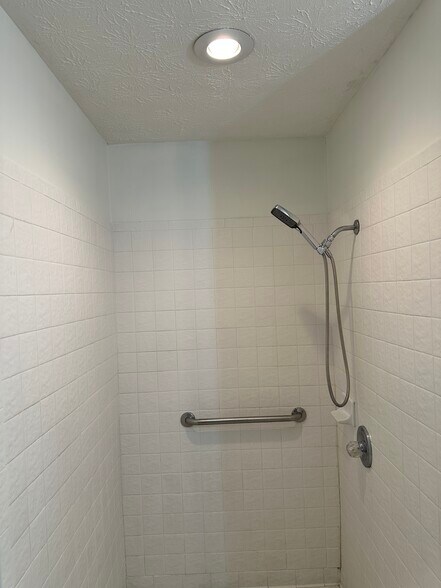 Primary bedroom BR - 1701 Riverchase Cir NE