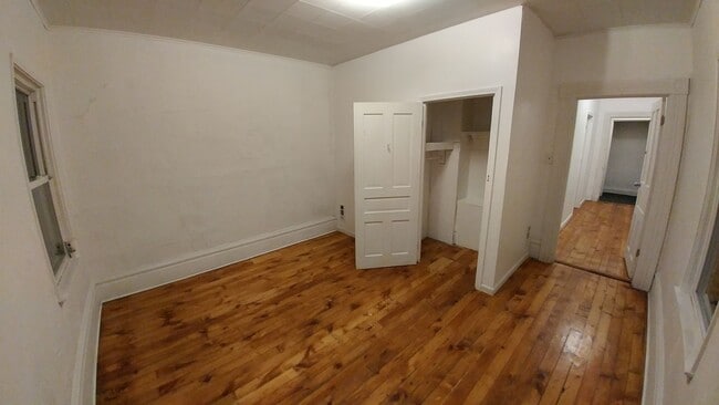 Building Photo - Large 3 bedroom, 2 bathroom freshly renovated house with stainless steel appliances!!