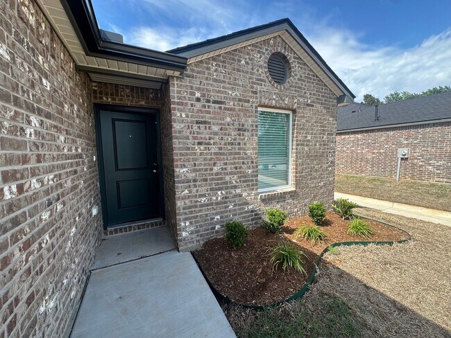 Building Photo - *Newly Built* 3 Bed 2 Bath 2 Car Garage