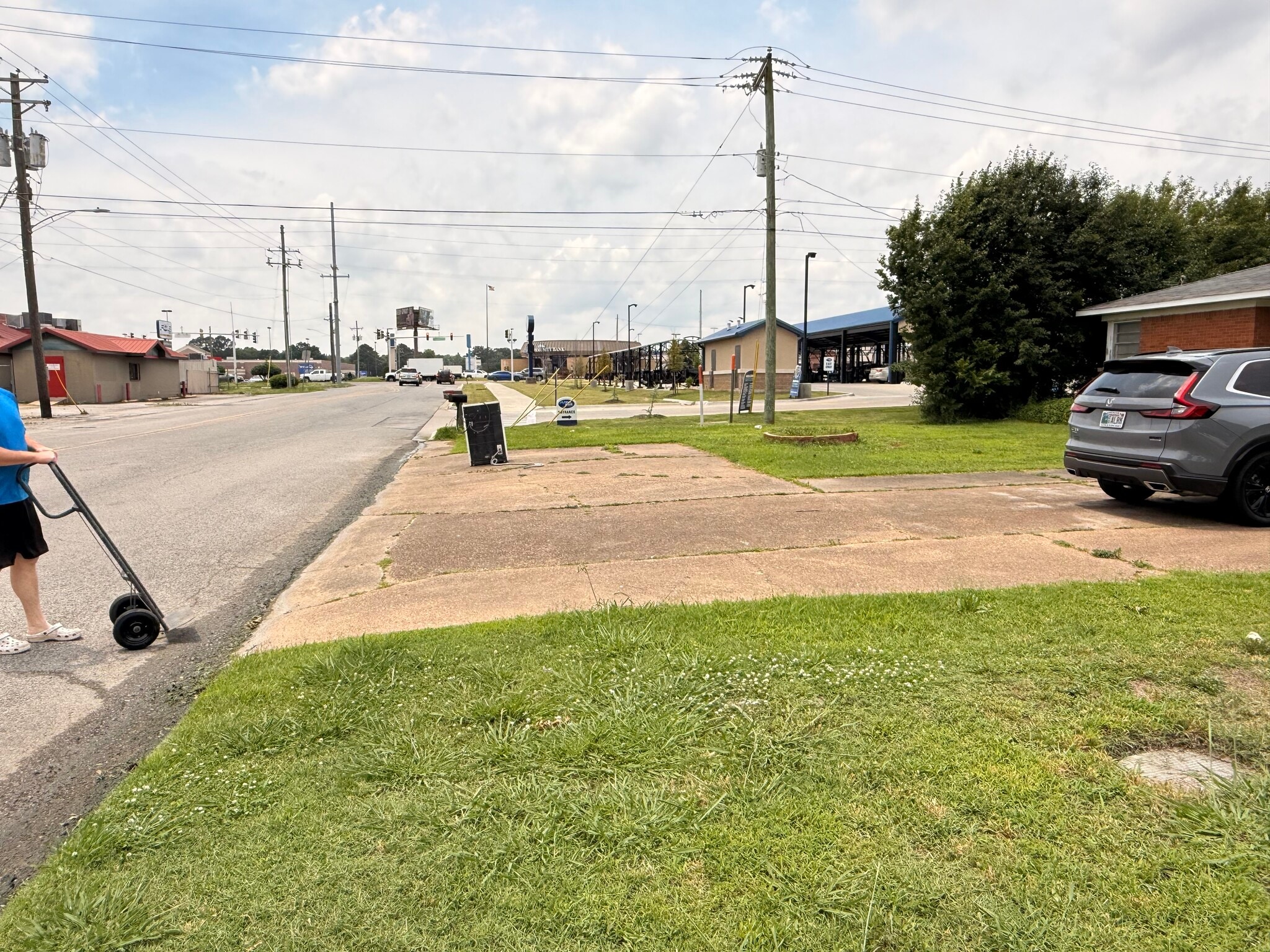 Looking toward intersection at Caraway Road. Tidal Wave car wash is next door.Carport - 2410 Forest Home Rd