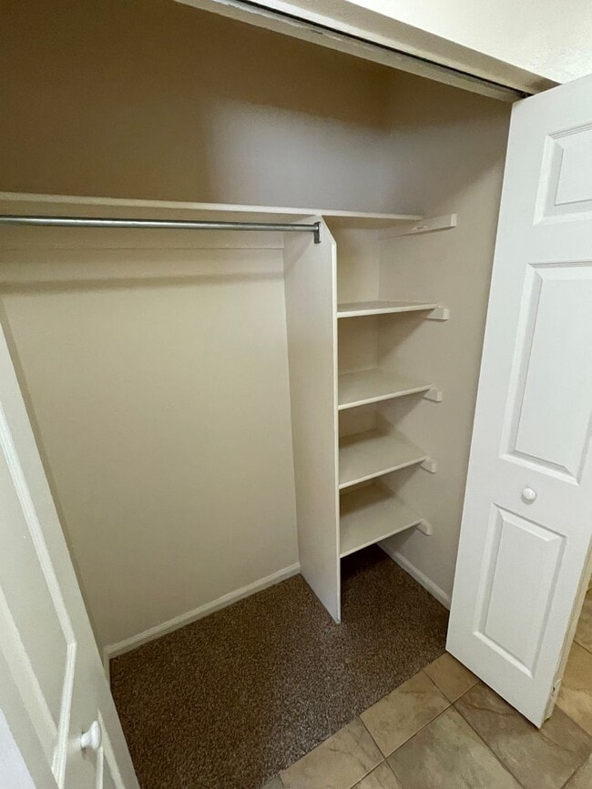 Building Photo - 2 Bedroom 1 Bath Condo Available April