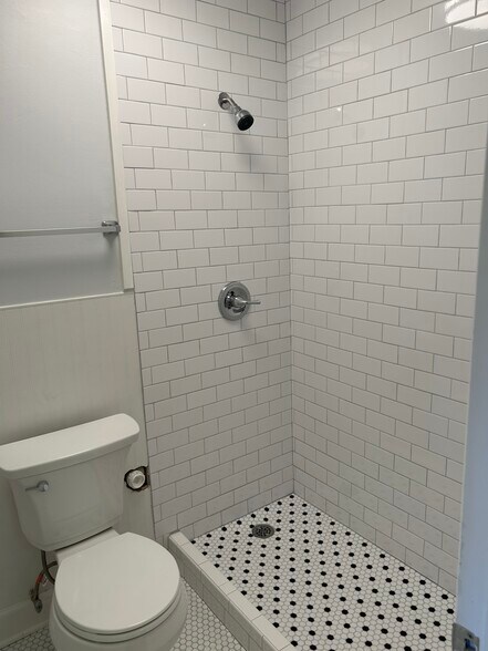 Building Photo - 515 Basswood Ave