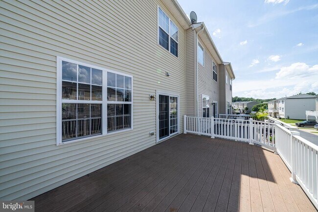 Building Photo - 15970 Greymill Manor Dr