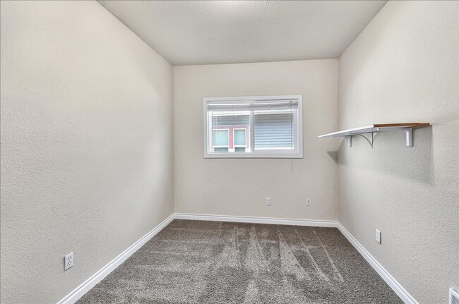 Building Photo - 3Bd/2.25Ba Everett Home