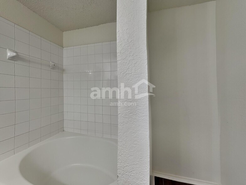 Building Photo - 1601 White Oak Rd