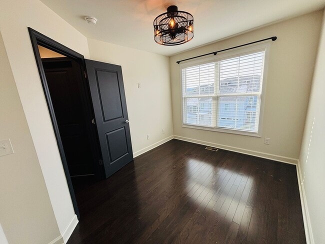 Building Photo - 3-4 Bedroom, 3.5 Bath Townhouse