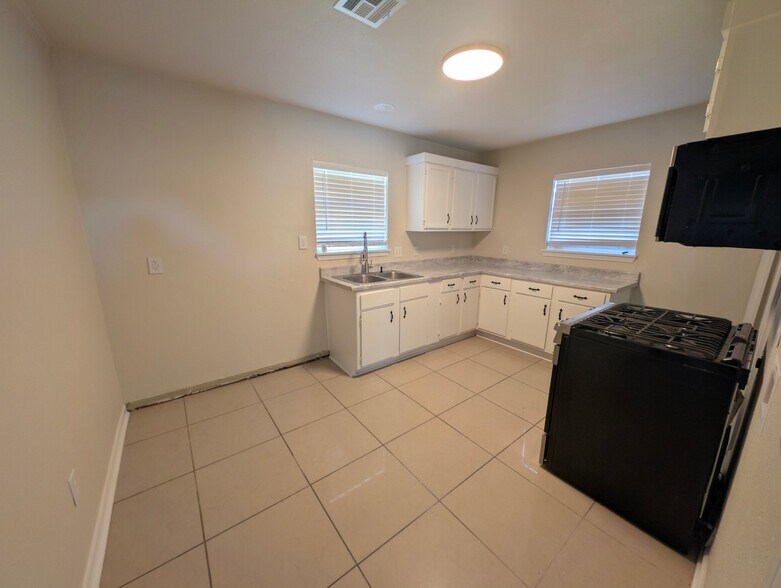 Building Photo - 717 S Midwest Blvd