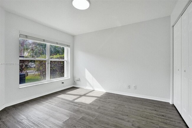 Building Photo - 6305 Willoughby Cir