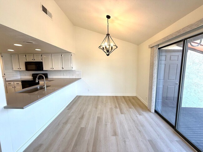Building Photo - Upgraded townhome by Southgate Golf Course - Small dogs allowed