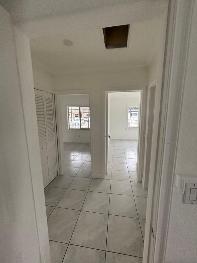 Building Photo - 250 E 34th St