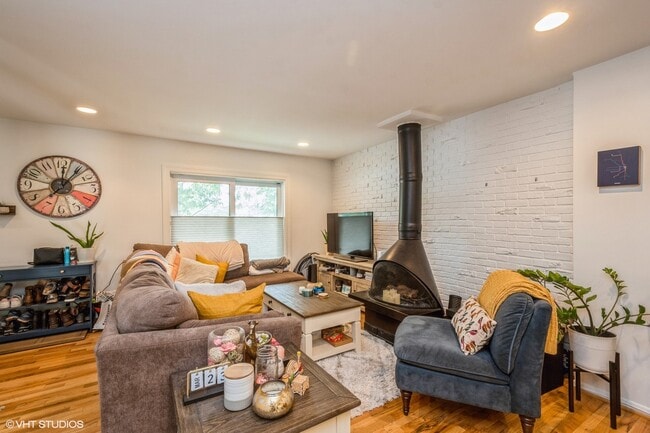 Building Photo - 2103 N Larrabee St