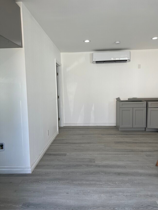 Building Photo - 8136 Walnut Dr