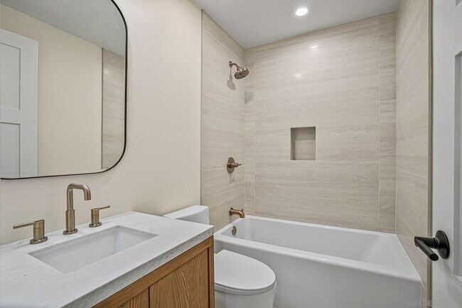 Building Photo - 2124 San Clemente St
