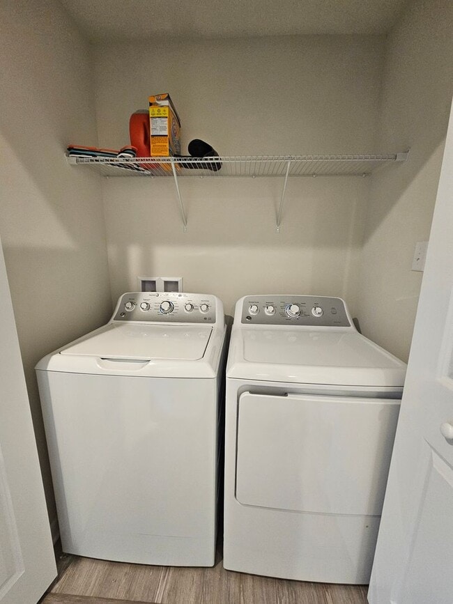 Building Photo - 3 Bedroom, 2.5 Bathroom Townhome, Available NOW