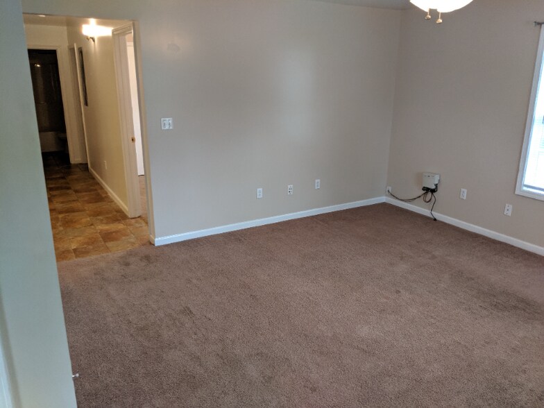 Building Photo - 504 Crestwood Dr