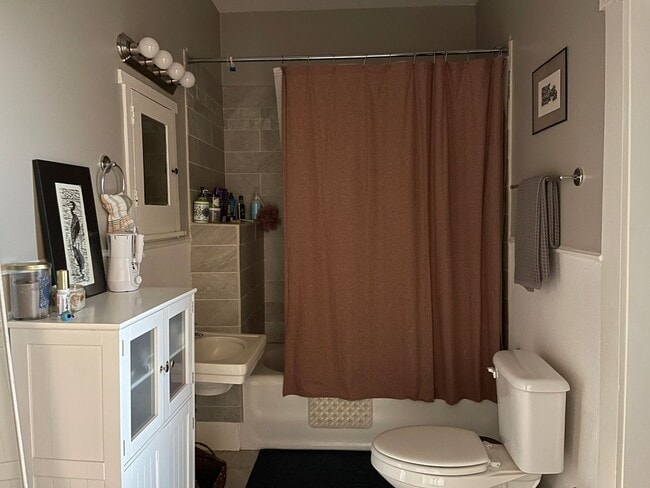 Building Photo - PRE-LEASING CHARMING 2/1 DUPLEX AUGUST MOVE IN!