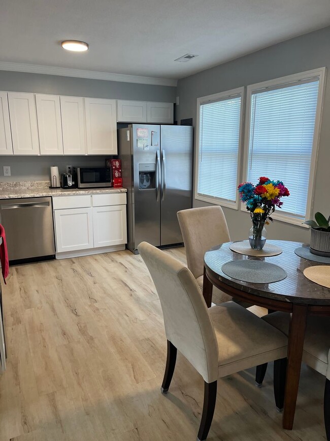 Building Photo - Updated Home in Great Location