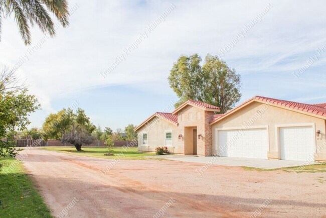 Building Photo - Spacious Custom Home Near Lindsay and McKe...