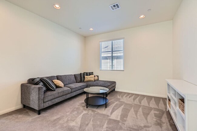 Building Photo - 4 Bed 3 Bath Luxury FURNISHED Home for Rent!